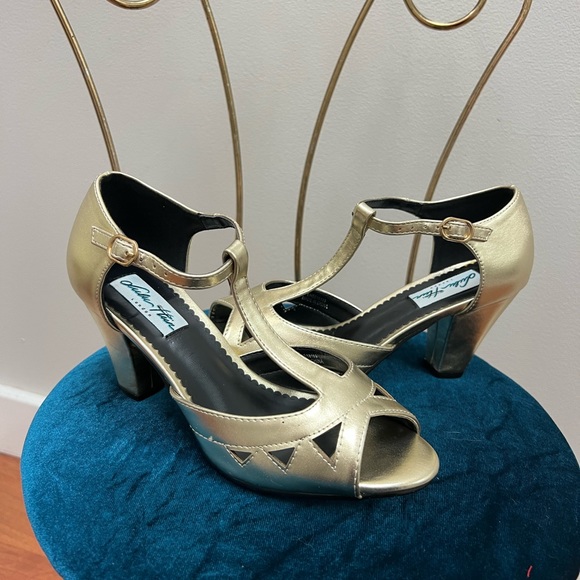 BNIB Gold size 7 pinup t-strap peep toe pumps. Lulu Hun. Pinup! Retro! - Picture 4 of 5